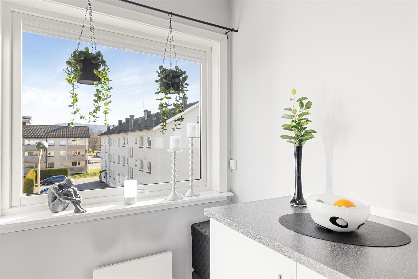 Vinduet på kjøkkenet er fra 2016 og gir godt med arbeidslys på benken. Galleribilde