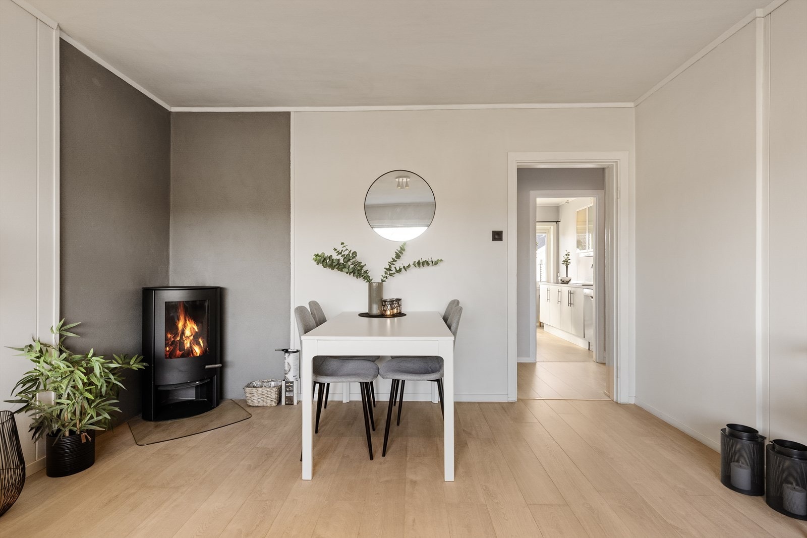 Spisestuen er en naturlig del av stuen, med kort vei til kjøkkenet og plass til hyggelige måltider. Galleribilde