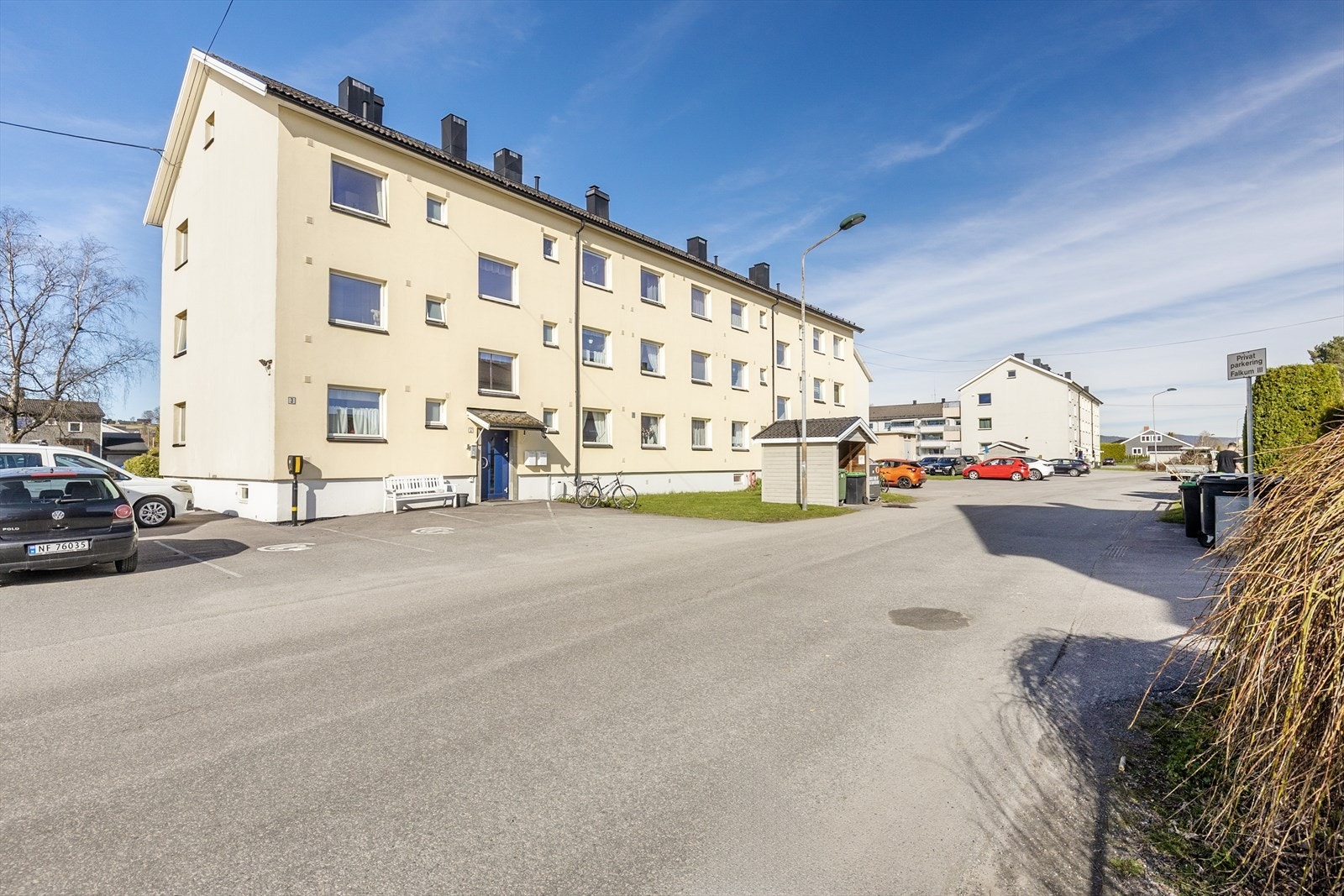 Bygget er en del av Falkum I borettslag, oppført i 1956. Leiligheten ligger i 3. etasje. Galleribilde