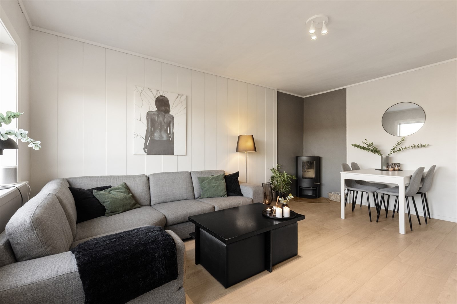 En oversikt over stuen som viser den gode romfølelsen og de ulike sonene for sofagruppe og spisebord. Galleribilde