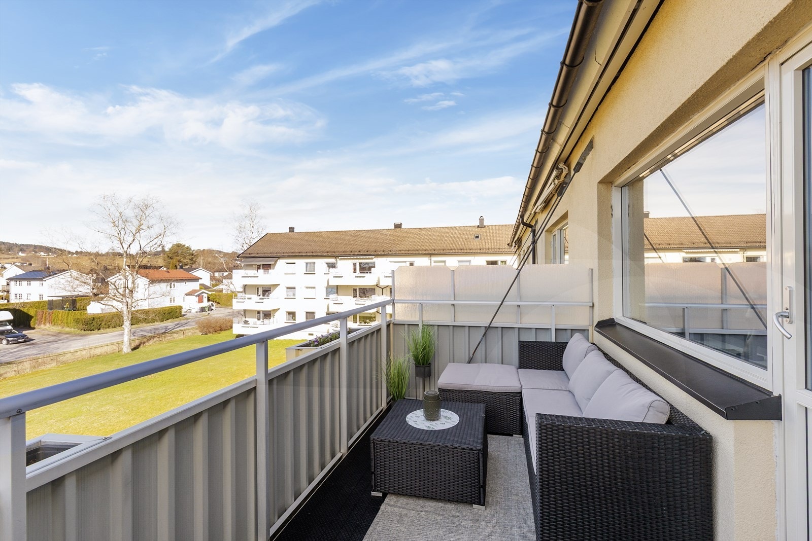Fra stuen er det utgang til en terrasse på 9 m². Her er det god plass til en sittegruppe for å nyte utsikten over fellesområdene. Galleribilde