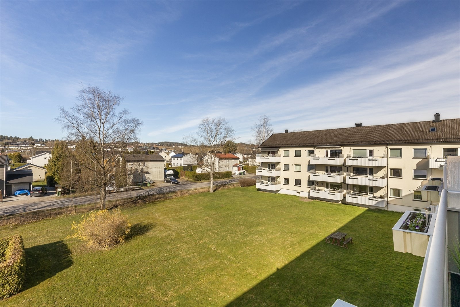Beliggenheten på Nordre Falkum er sentral med kun ett minutts gange til nærmeste bussholdeplass, Lindemanns gate. Galleribilde