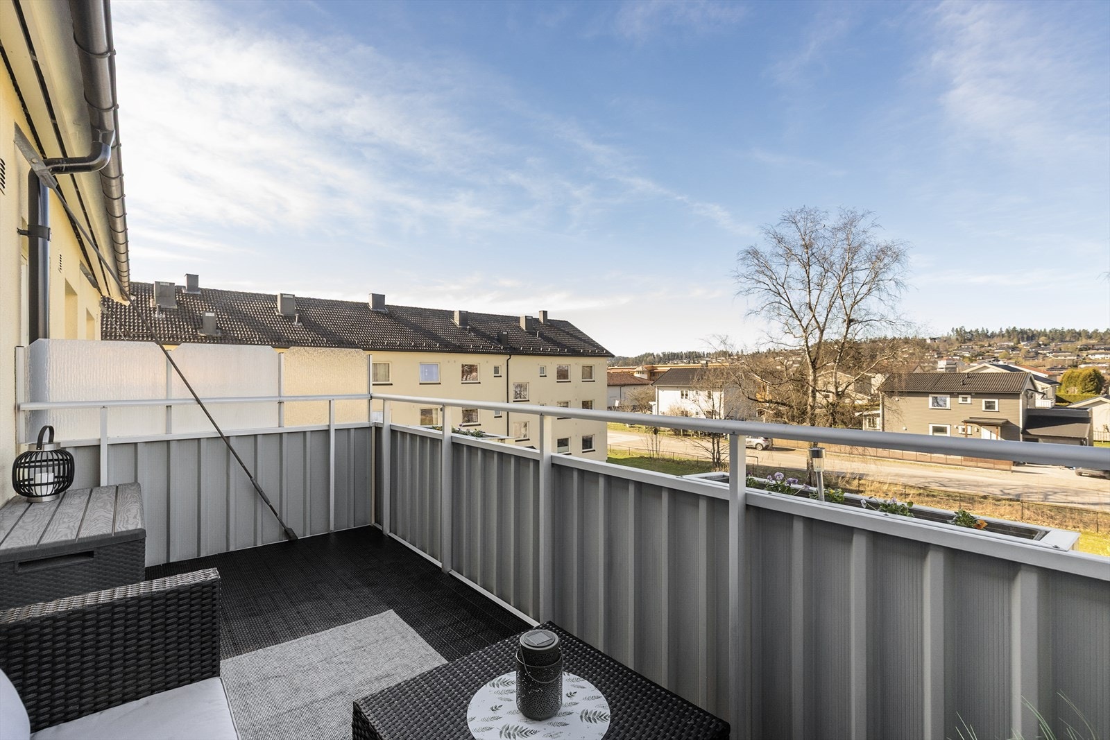 Bakongen har rekkverk i metall og plastfliser på gulvet. Galleribilde