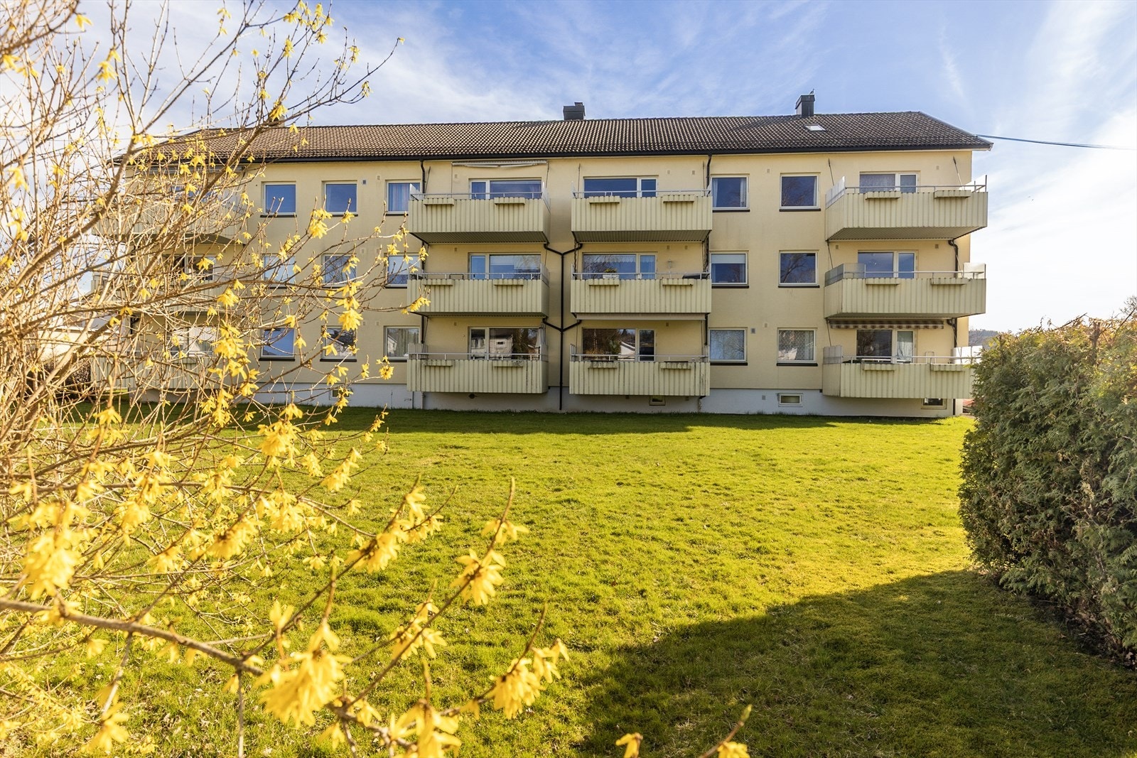 Fasaden mot fellesarealene, hvor alle leilighetene har balkong. Galleribilde