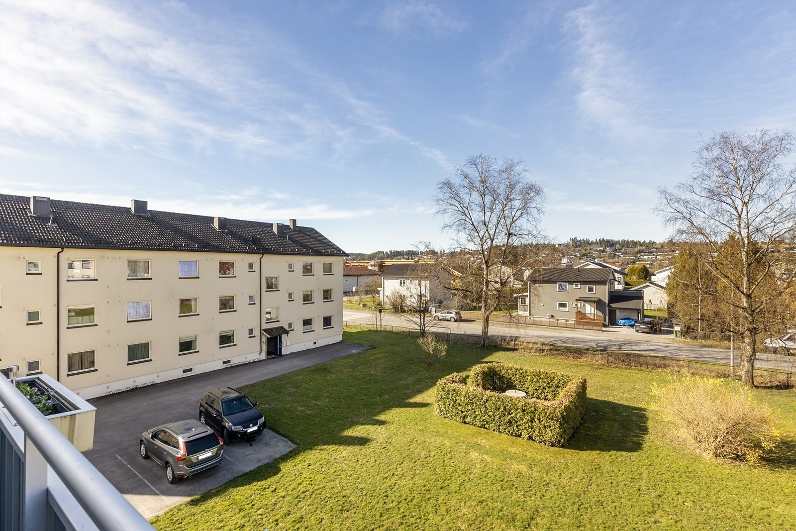 Utsikt over borettslagets velholdte og grønne fellesarealer. Galleribilde