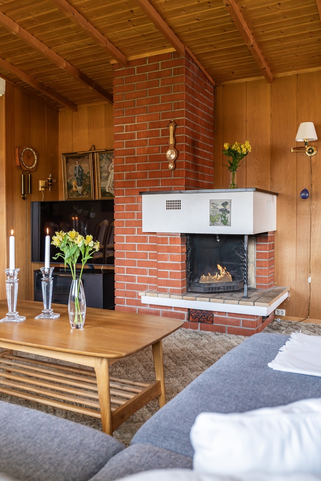 Koselig ildsted i stuen. Galleribilde