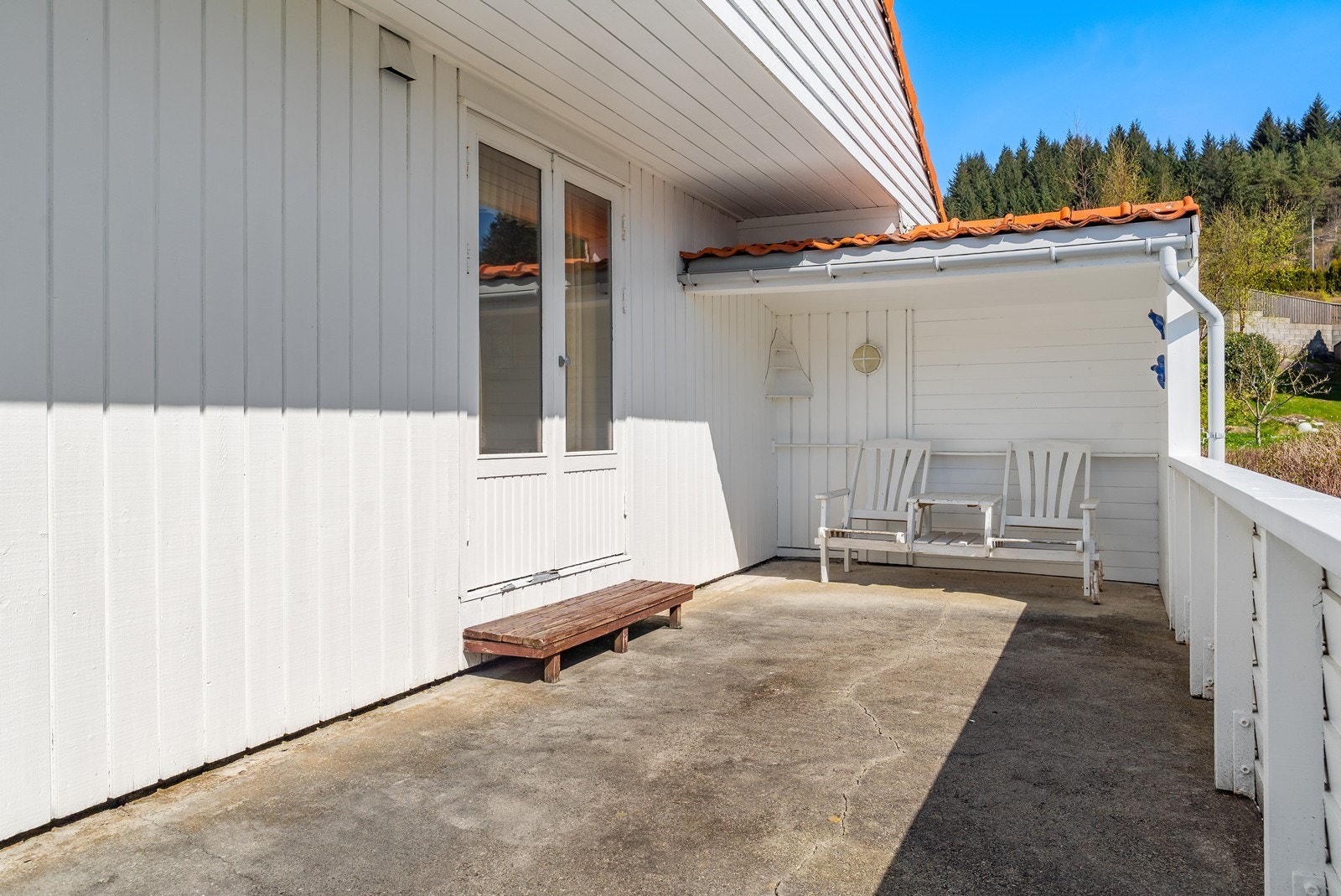 Her kan du nyte avslapping i solen eller et hyggelig utendørs måltid (terrasse ikke godkjent ref. pkt. ferdigattest). Galleribilde