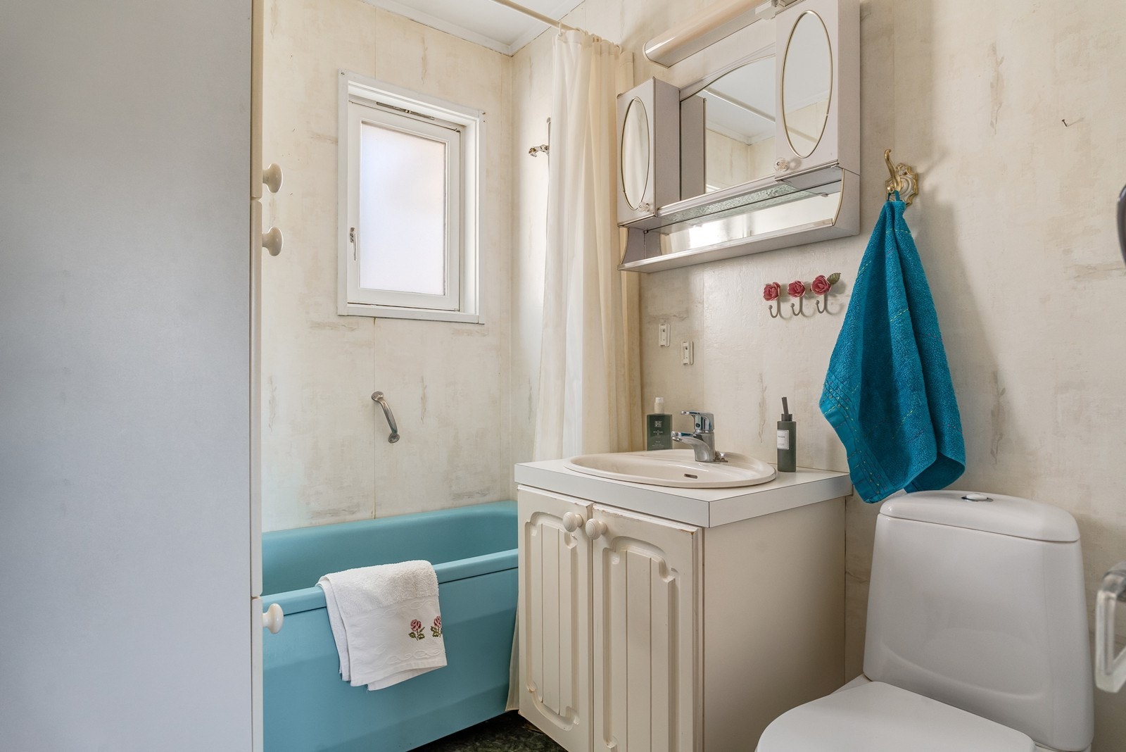 Badet er utført med våtromsplater på veggflater og belegg på gulv. Galleribilde