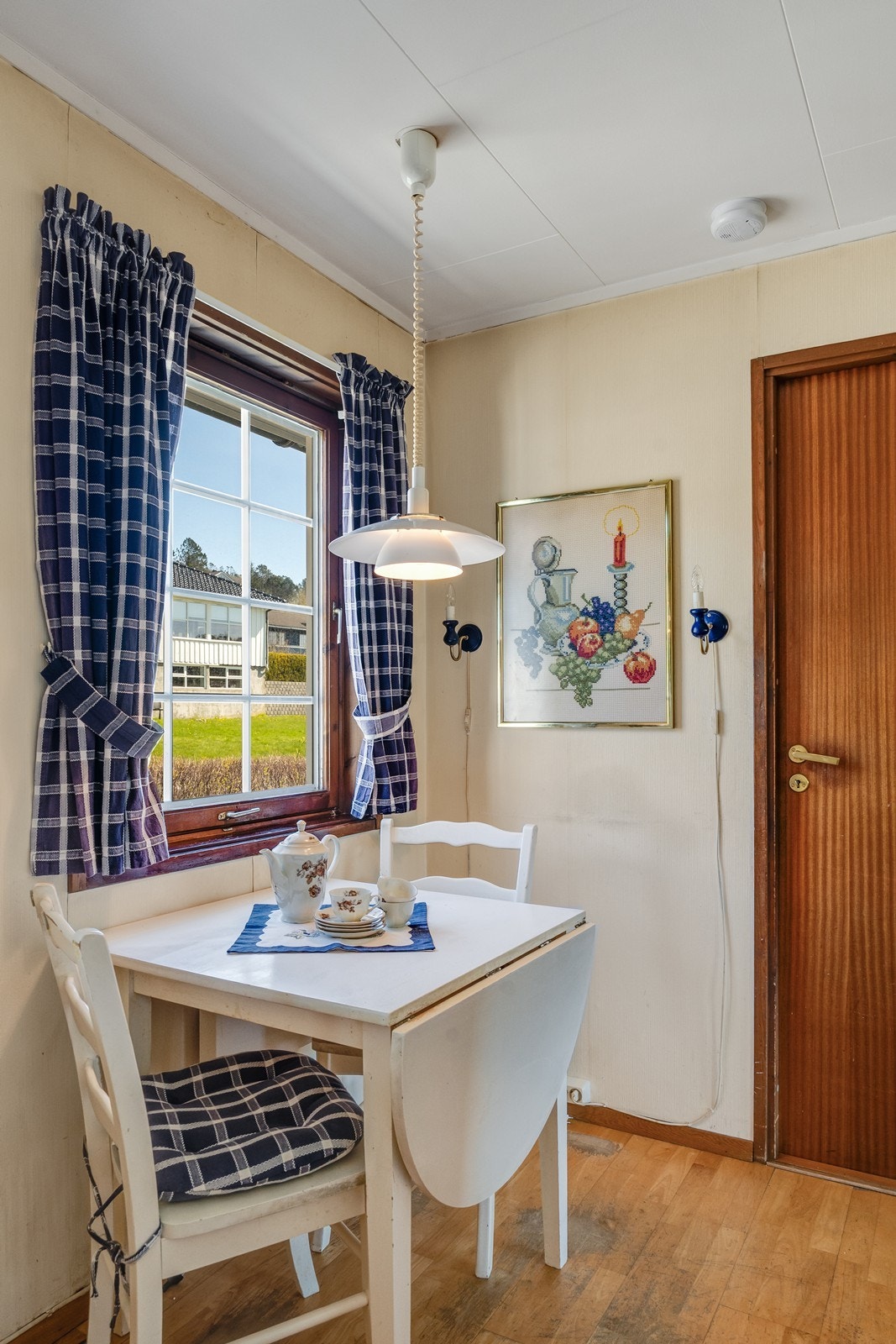 En hyggelig spiseplass ved vinduet. Galleribilde