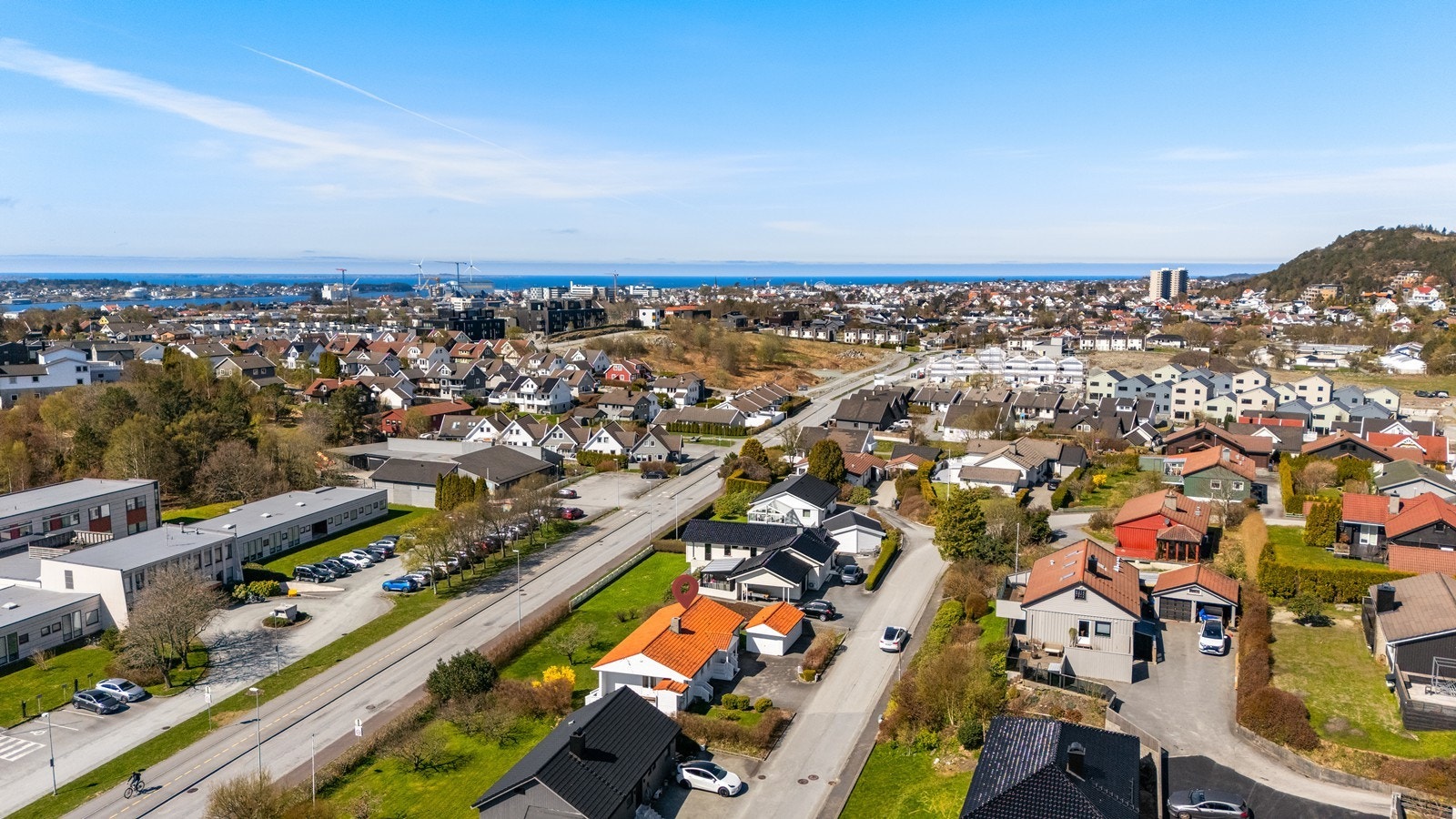 Her har du kort vei til barnehagen som ligger like over veien, samt gang/sykkelvei til både Brakahaug og Rossabø Skole. Galleribilde