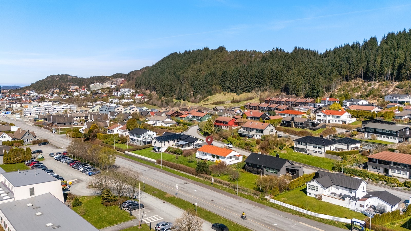 Her bor du i et veletablert og rolig nabolag med kort vei til skole og barnehage. Galleribilde