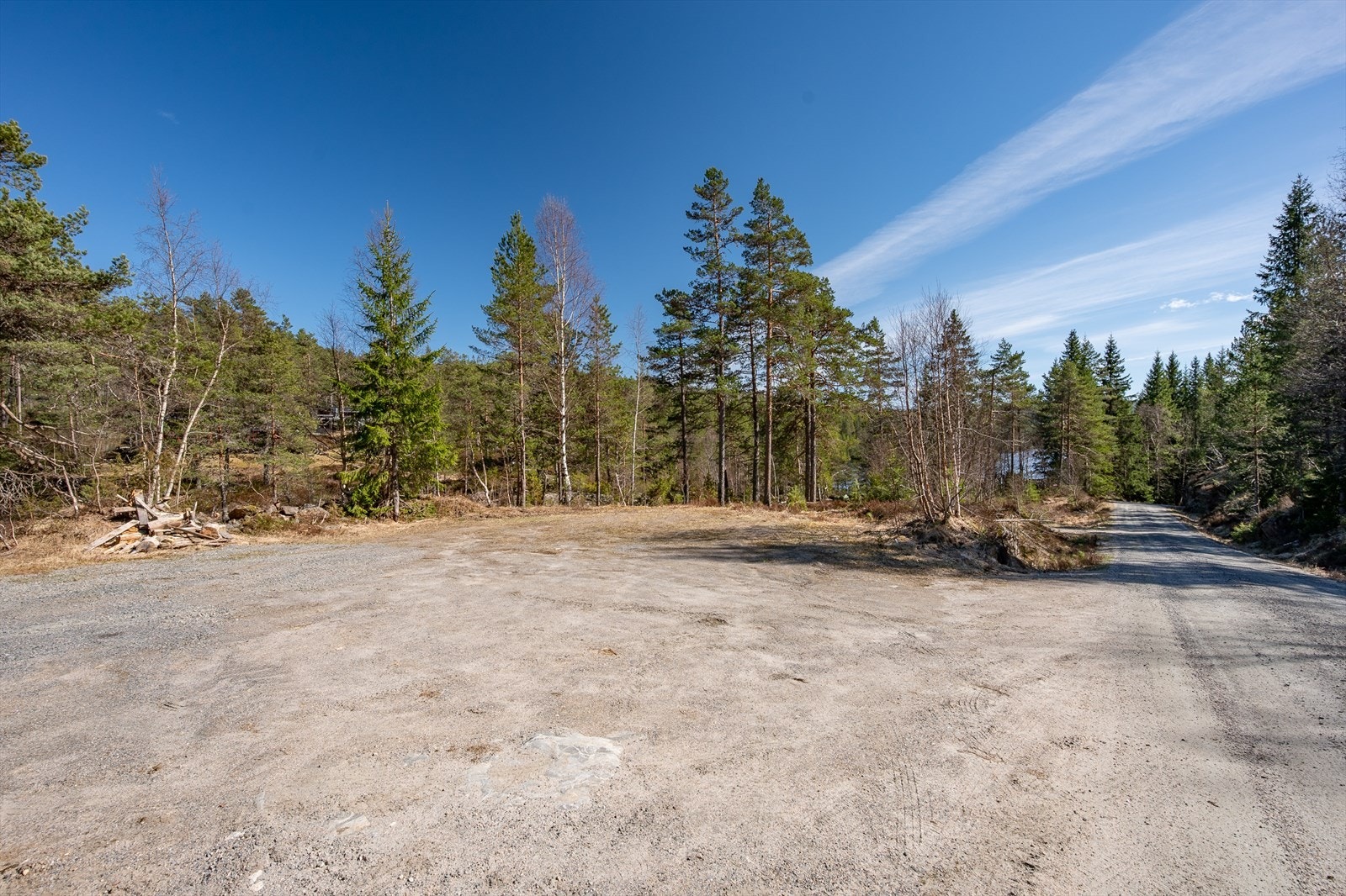 Parkeingsplass til hytta, fra parkeing er det ca. 300m å gå til hytta. Galleribilde