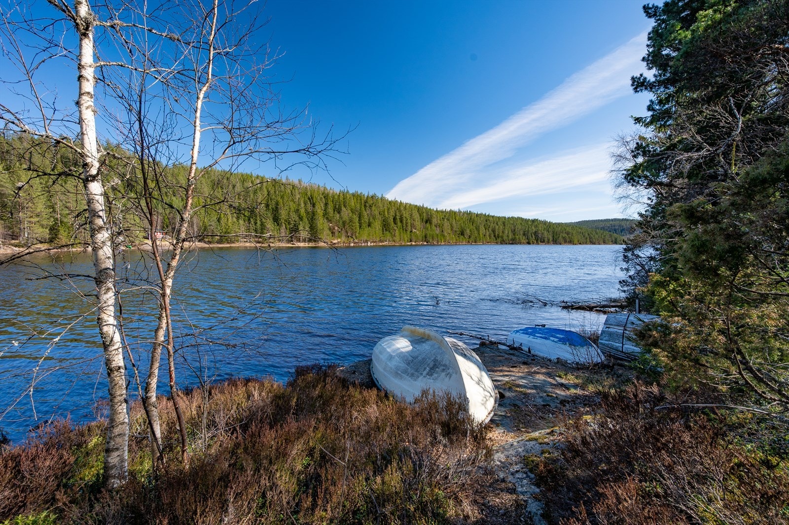 Fin badeplass like ved hytta, båt medfølger handelen. Galleribilde