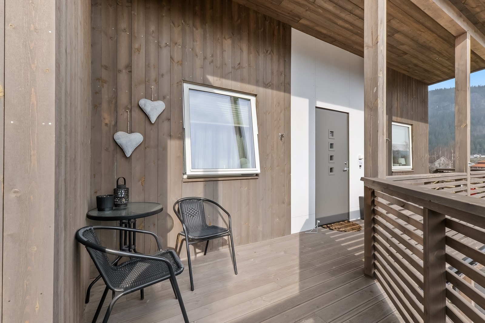 Overbygd inngangsparti med plass til en liten sittekrok. Galleribilde