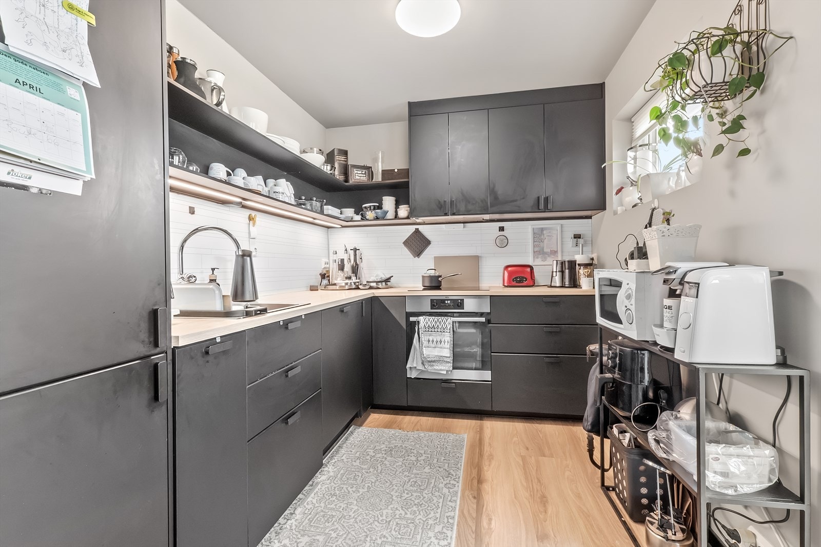 Kjøkkeninnredning fra IKEA med integrerte hvitevarer. Galleribilde