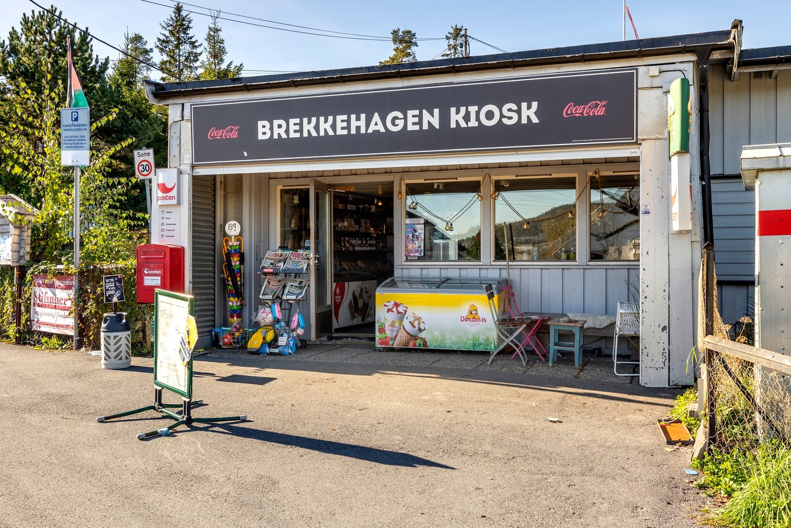 Brekkehagen kiosk er åpent alle dager i uken - ca- 300 m. fra leiligheten. Galleribilde