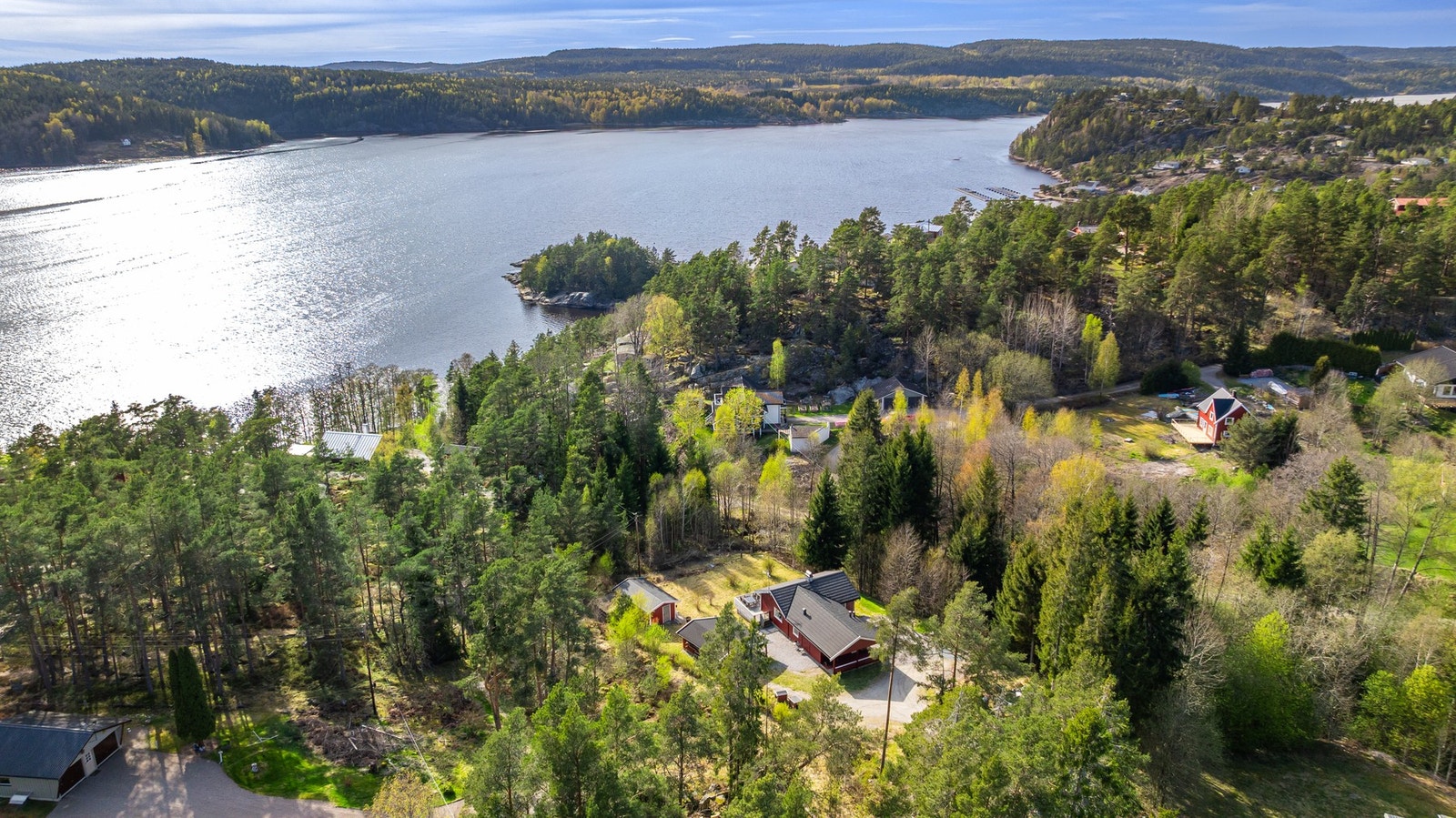 Oversiktsbilde over nærområdet og iddefjorden, med utsikt mot Sverige på den andre siden av fjorden Galleribilde