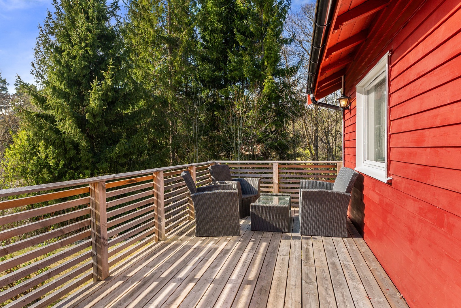 Vestvendt veranda med gode solforhold Galleribilde
