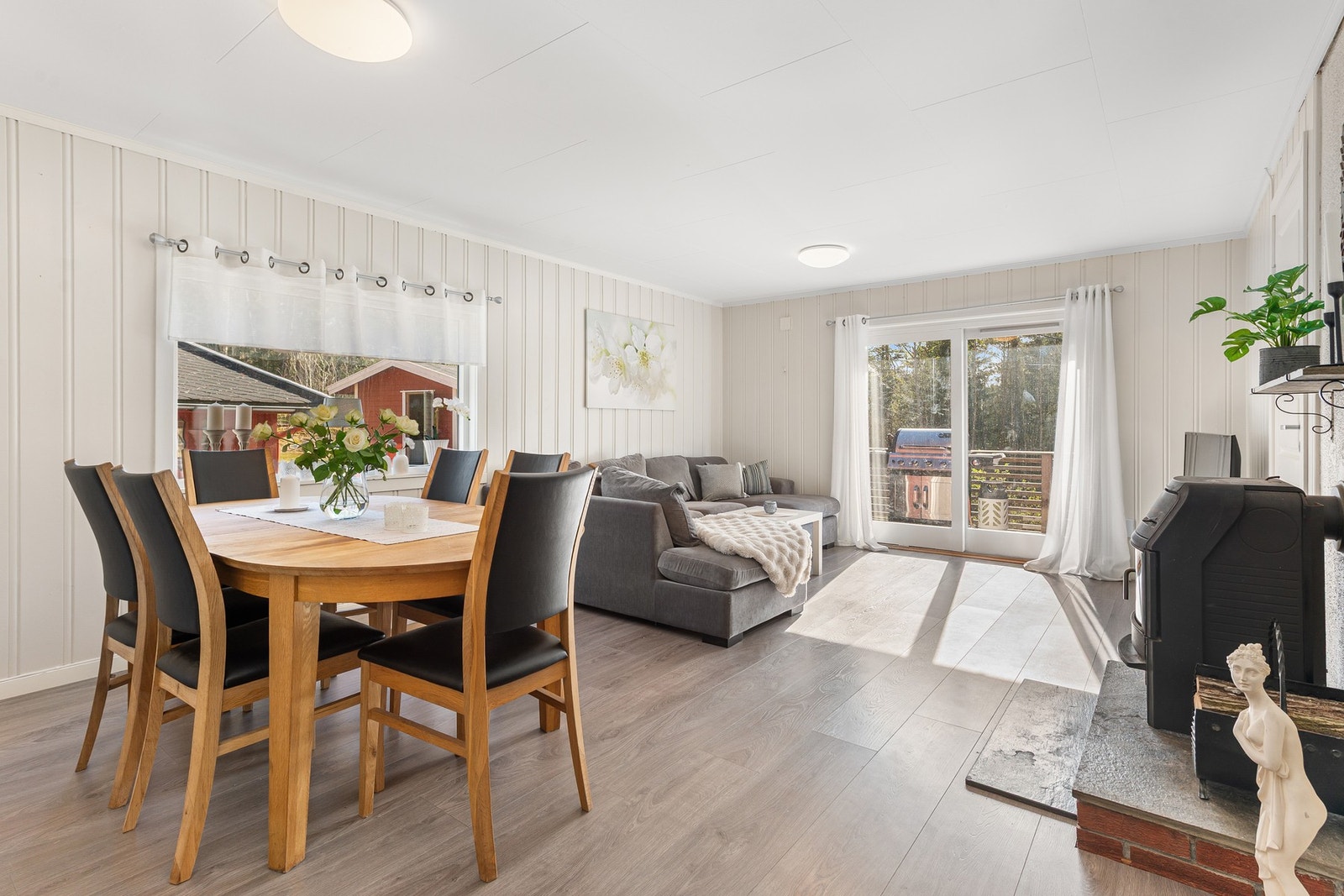 Romslig stue med store vindusflater som slipper inn god med naturlig lys Galleribilde