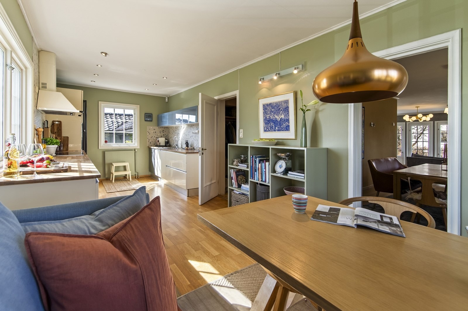 Det er god plass til spisebord, så her kan det kokkeleres mens samtalene flyter fritt Galleribilde
