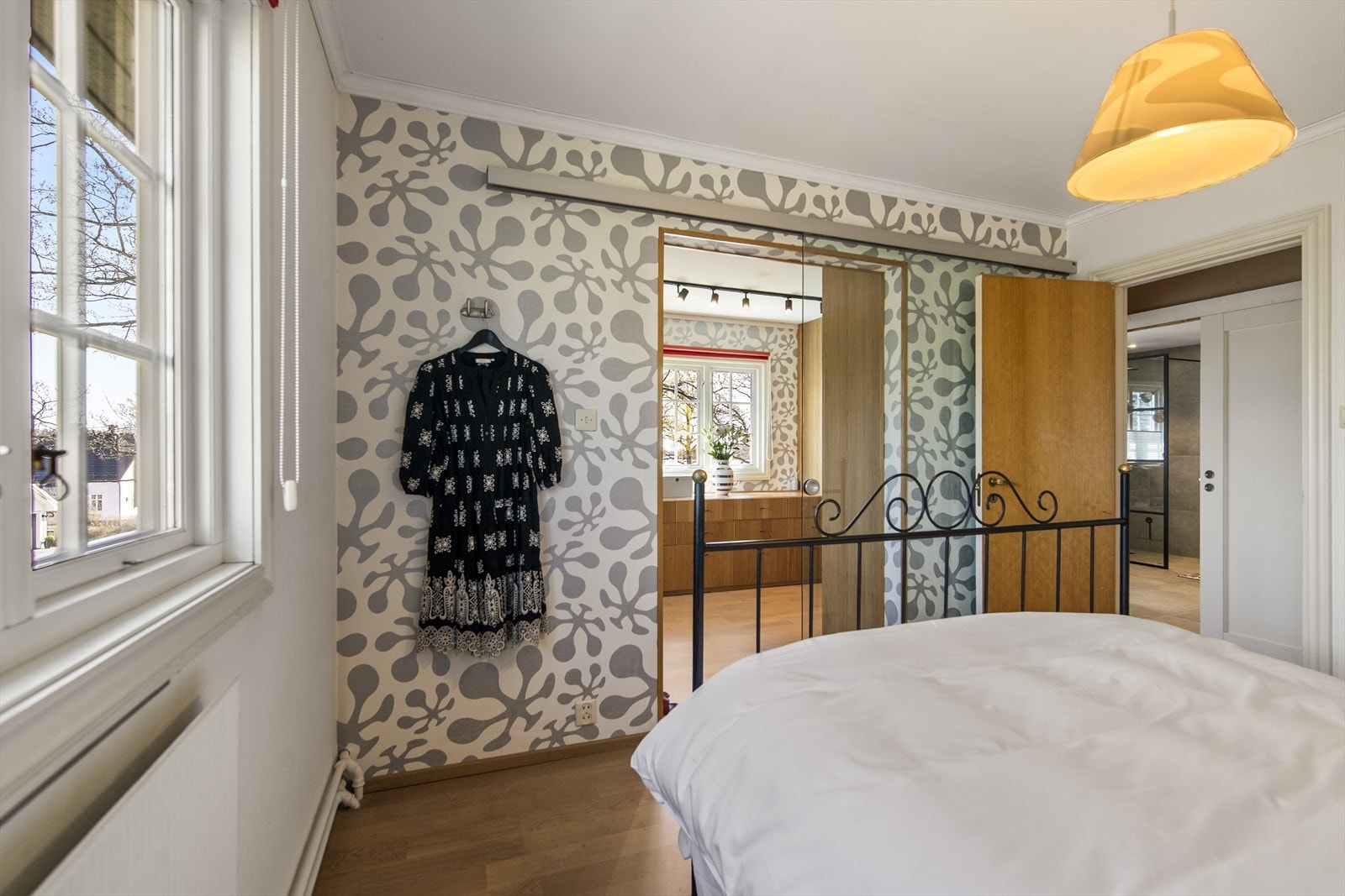 Fra soverommet er det direkte adkomst til et stort og funksjonelt walk-in closet. Galleribilde
