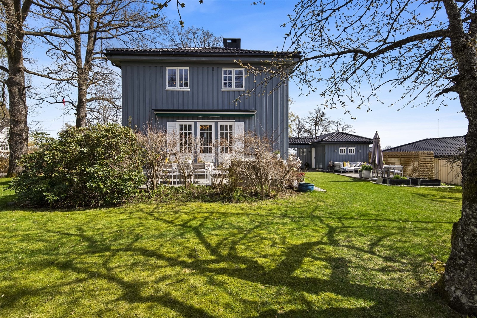 Eiendommen ligger på en generøs tomt som innbyr til lek, avslapning og rekreasjon Galleribilde