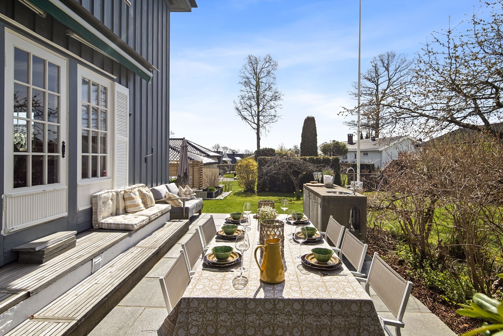 Her ligger alt til rette for lange sommerkvelder rundt bordet, med gode samtaler og hyggelige måltider Galleribilde