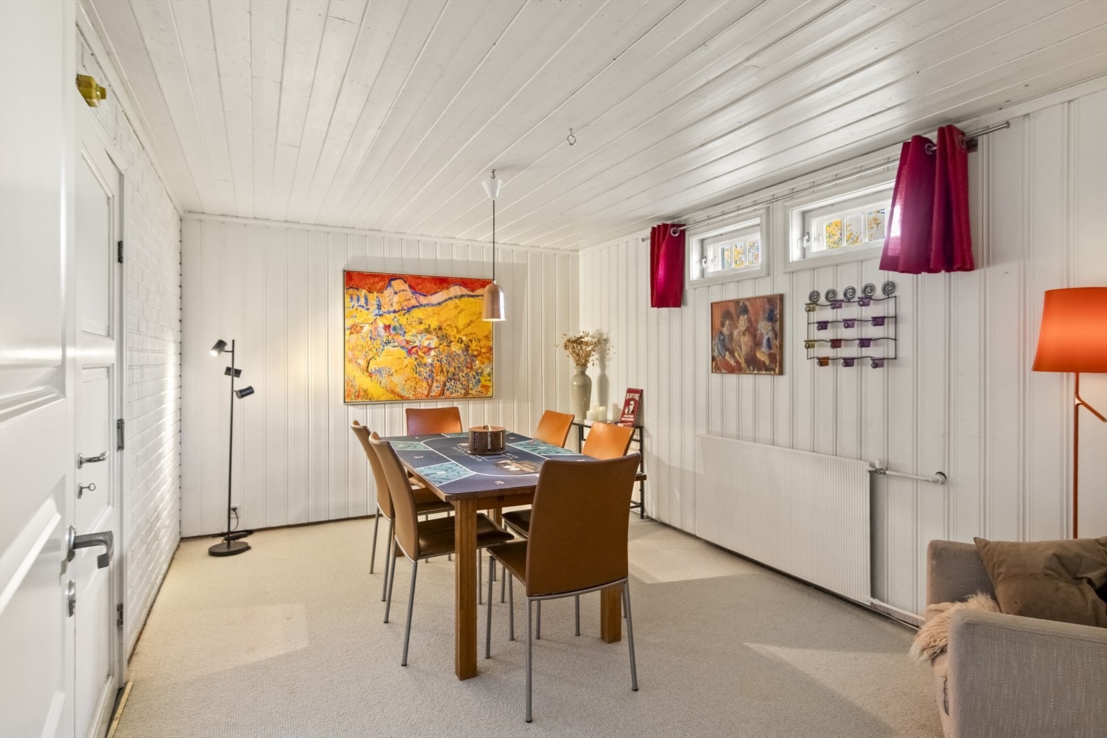 Rommene varmes opp med radiatorer, og får naturlig lys fra høytsittende kjellervinduer. Galleribilde