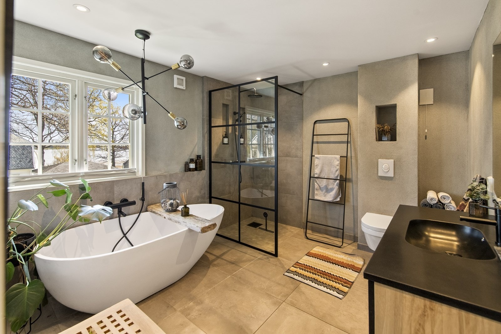 Badet ble rehabilitert av fagfolk i 2019 og fremstår som delikat og moderne, med delikate farge- og materialvalg. Galleribilde