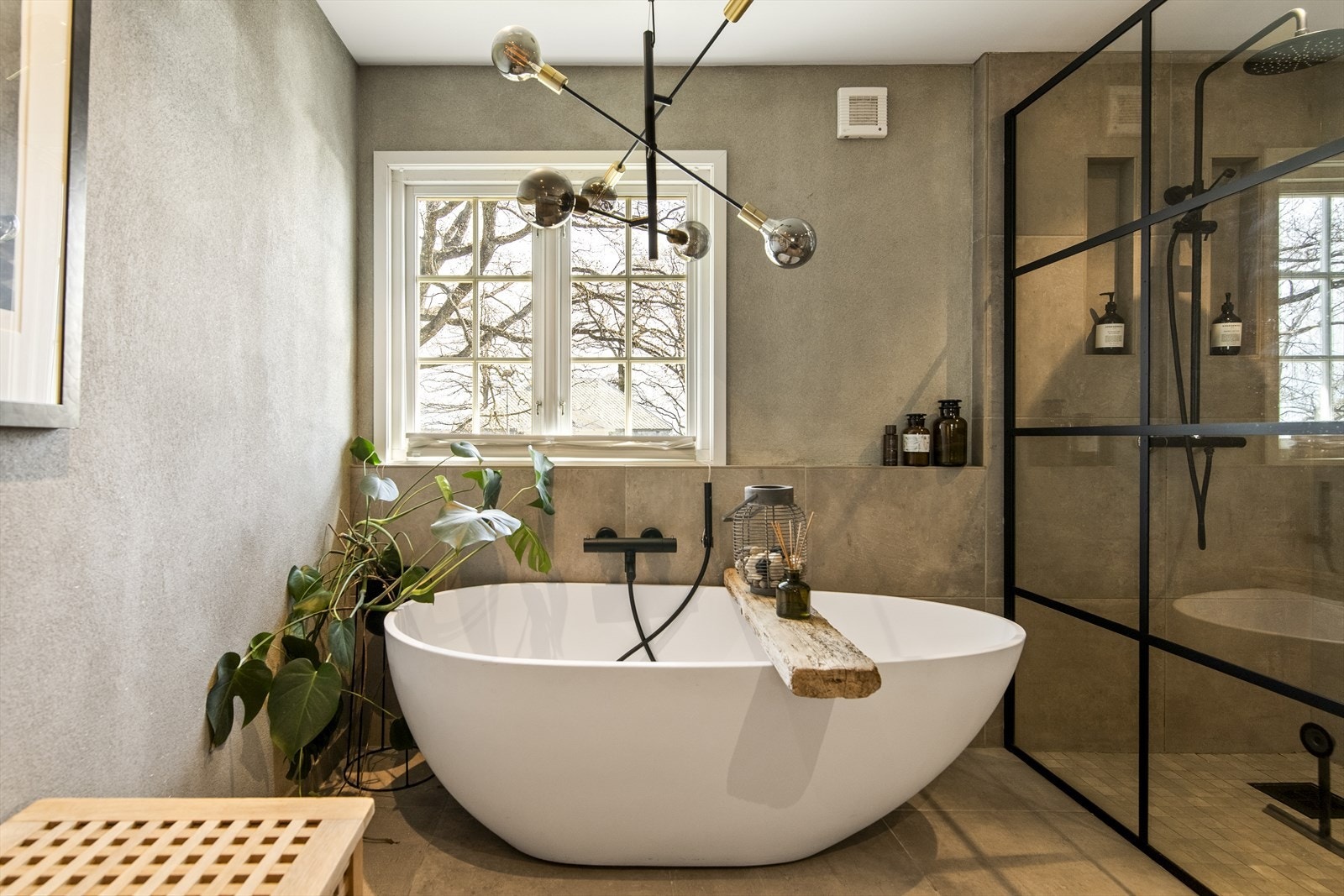 Badet har downlights i himlingen, grå vegger og matchende fliser på gulv med gulvvarme Galleribilde