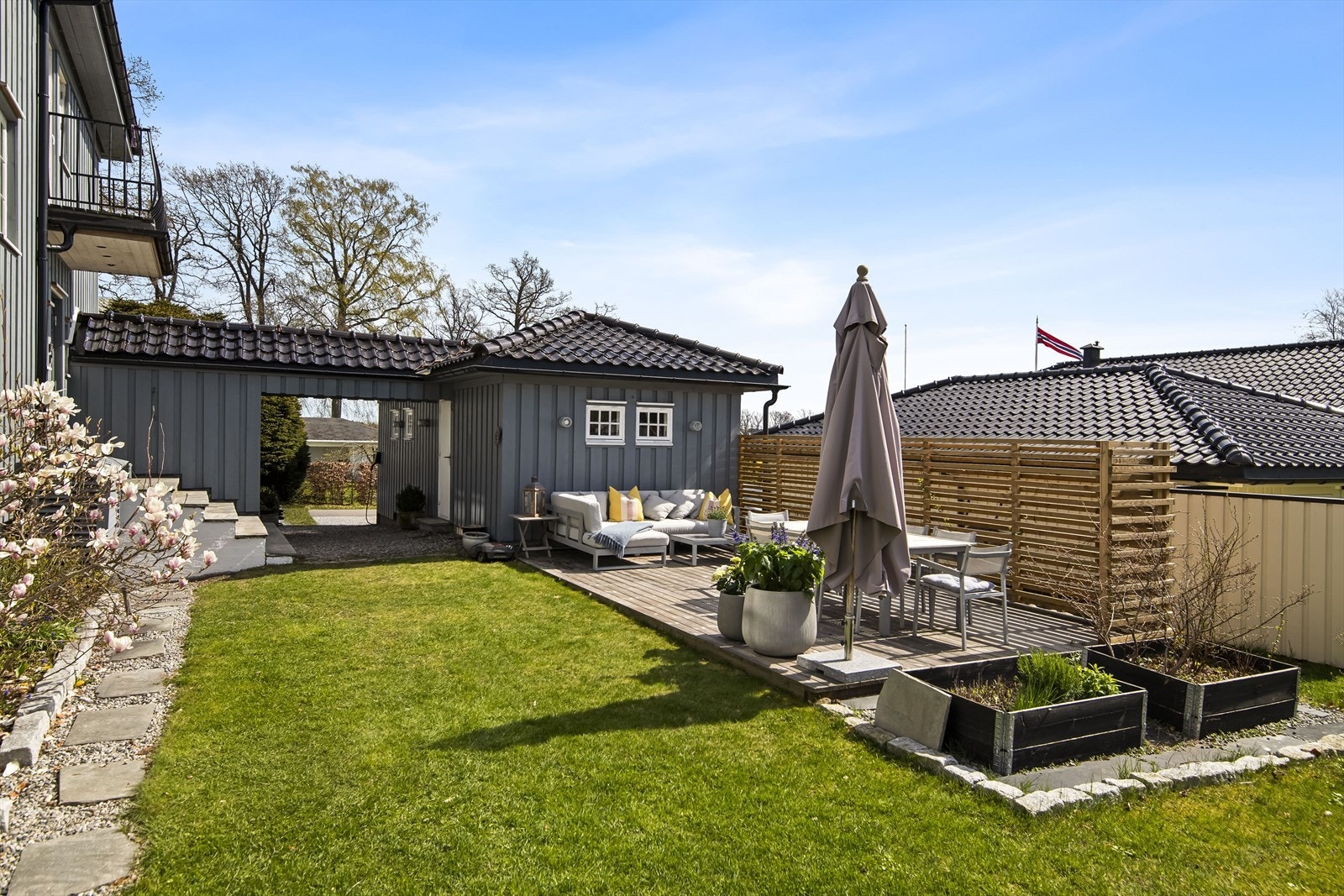 Hagen fremstår som skjermet og lun, og inviterer til både avslapning og sosialt samvær. Galleribilde