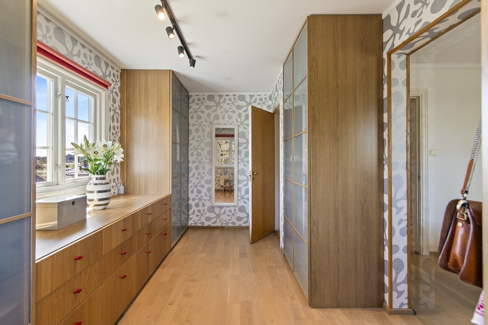Her får du et lekkert walk-in closet som kombinerer god plass med en eksklusiv følelse Galleribilde