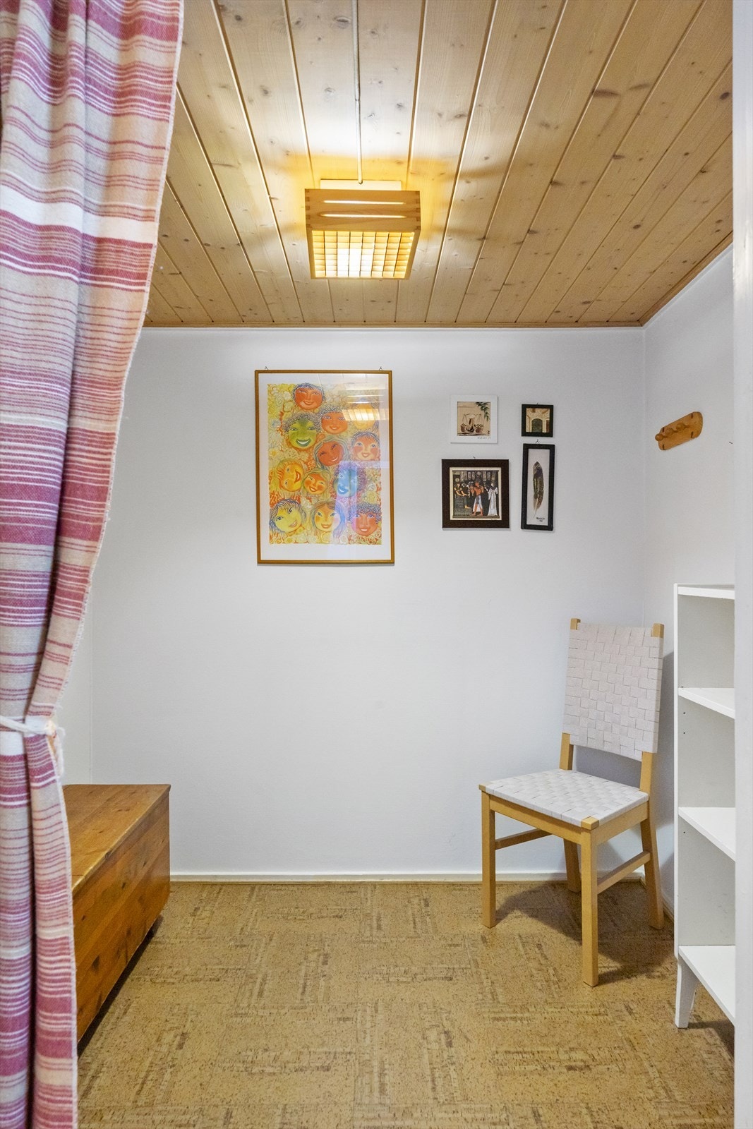 Det er et rom med vegger i malte plater og tak-ess plater. Galleribilde