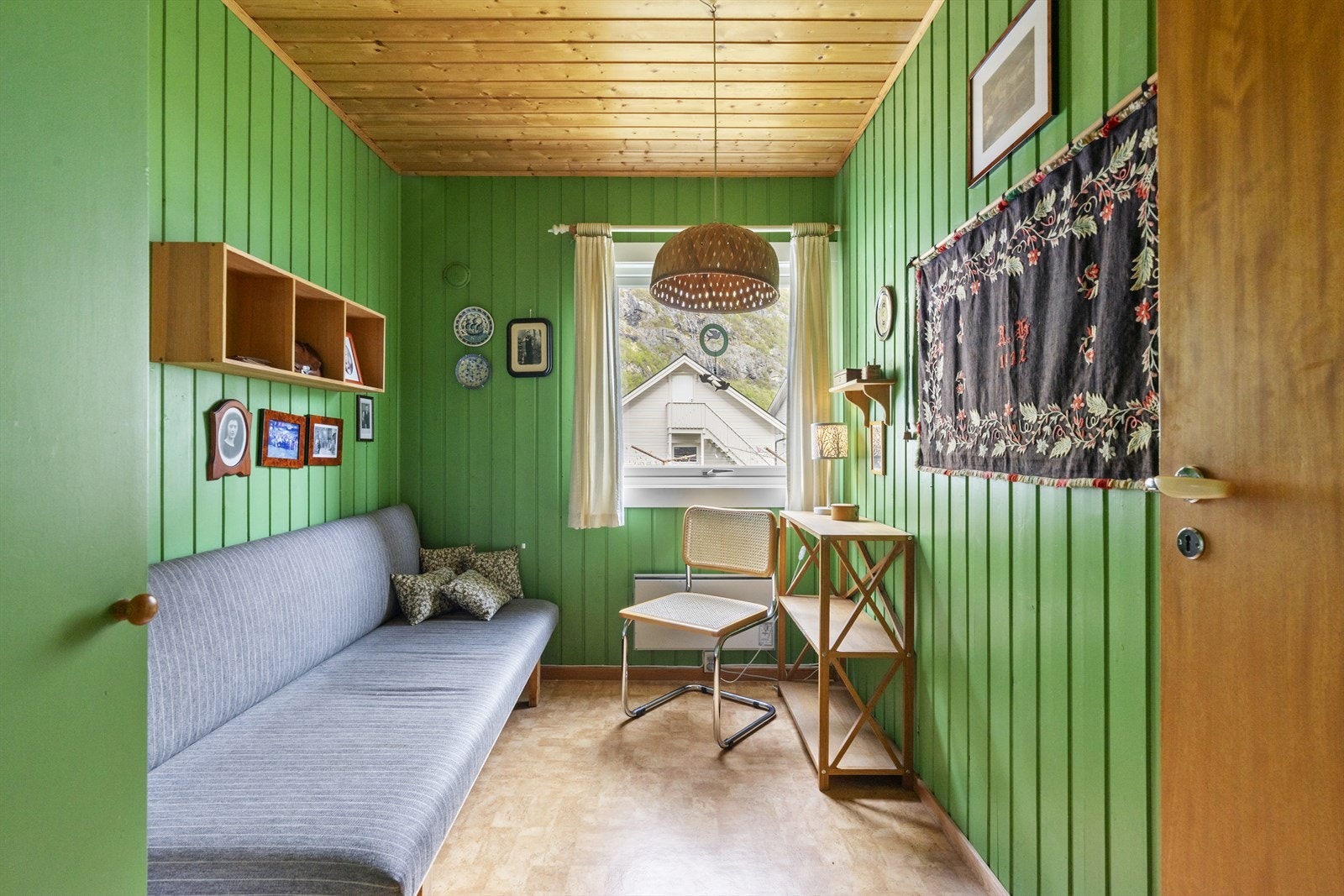 Sjarmerende soverom med harmonisk fargevalg, fine detaljer og naturlig lysinnslipp. Galleribilde