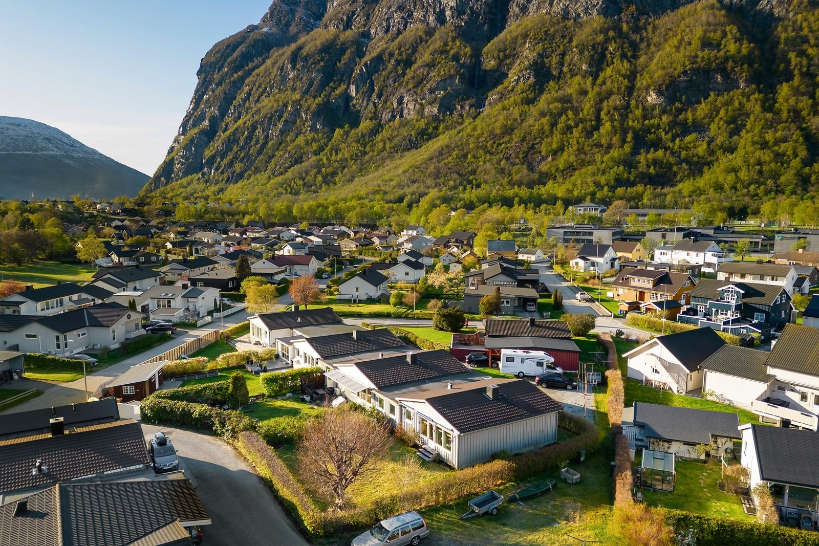 Området rundt er omgitt av vakker natur, med gangavstand til skole og idrettsanlegg. Galleribilde