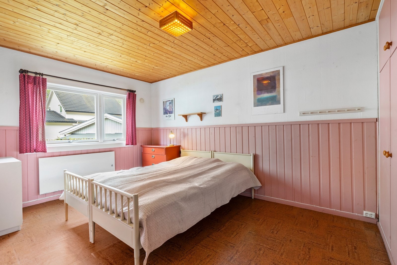 Trivelig soverom med god romfølelse, lyse flater og vindu som slipper inn rikelig med dagslys. Galleribilde