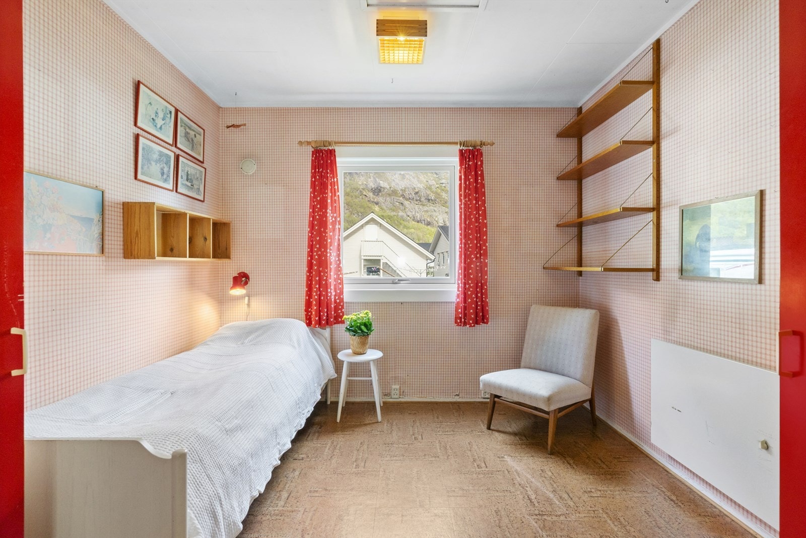 Koselig soverom egnet som barne-, gjeste- eller kontorrom, med fint lysinnslipp fra vindu. Galleribilde