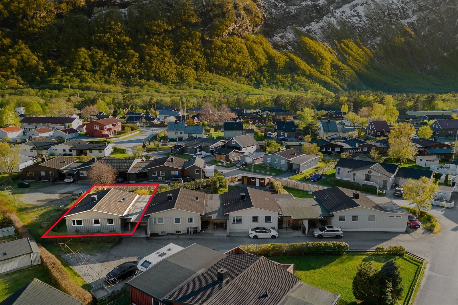 Boligen er en del av et rekkehus med egen inngang og parkeringsplass. Galleribilde