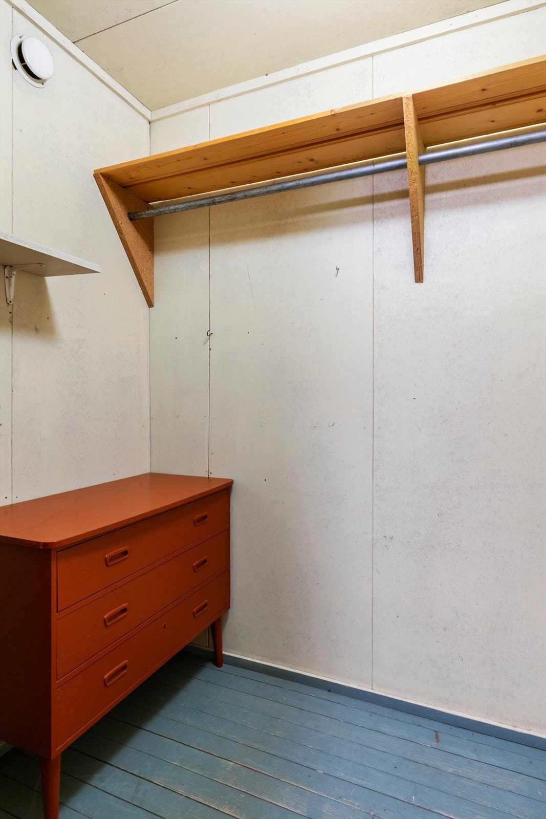 Boligen har en bod med praktisk oppbevaringsplass og hyller for organisering. Galleribilde