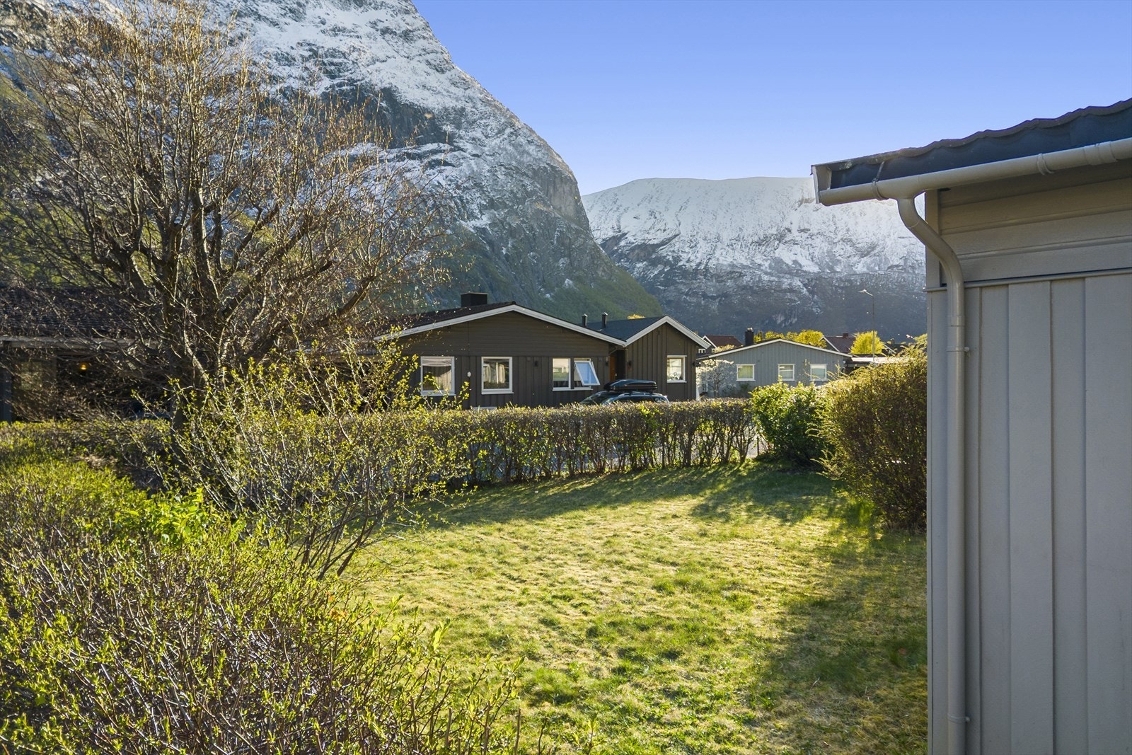 Tomten er opparbeidet med plen, som gir mulighet for utendørsaktiviteter. Galleribilde