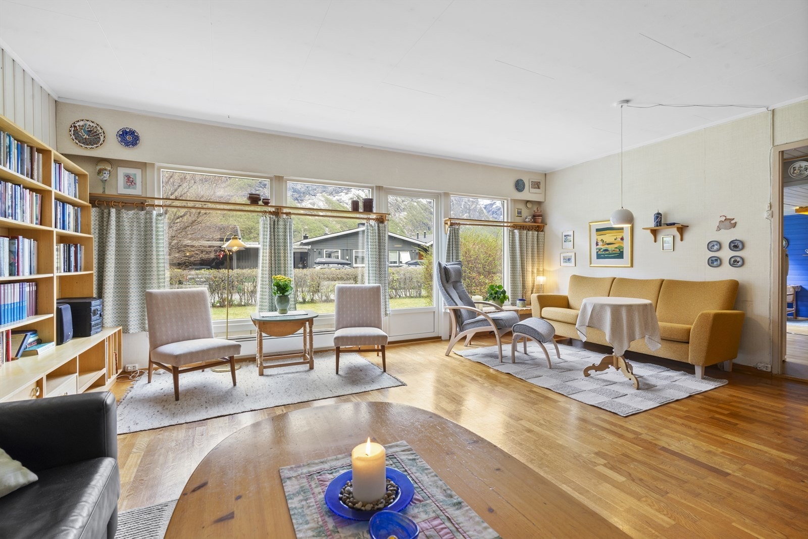 Stuen har en romslig utforming med plass til ulike sittegrupper. Galleribilde