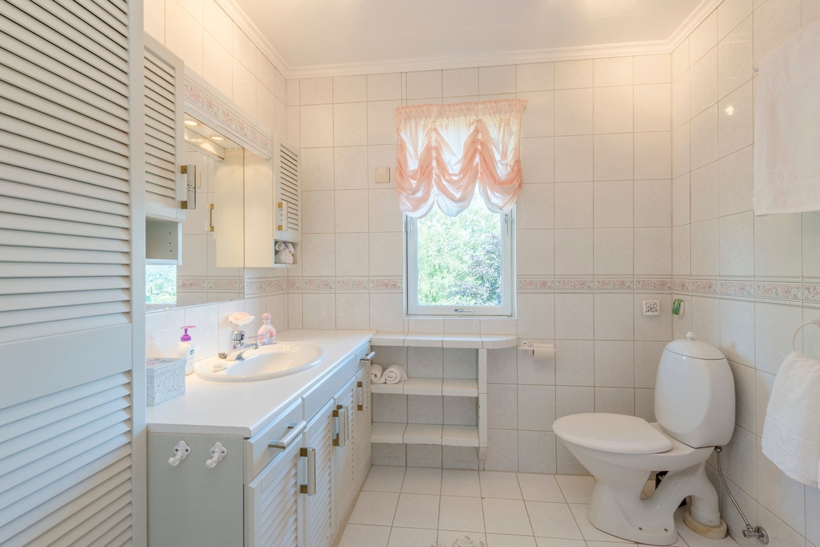 Badet i første etasje er helfliset og ble oppgradert på 1990-tallet. Galleribilde