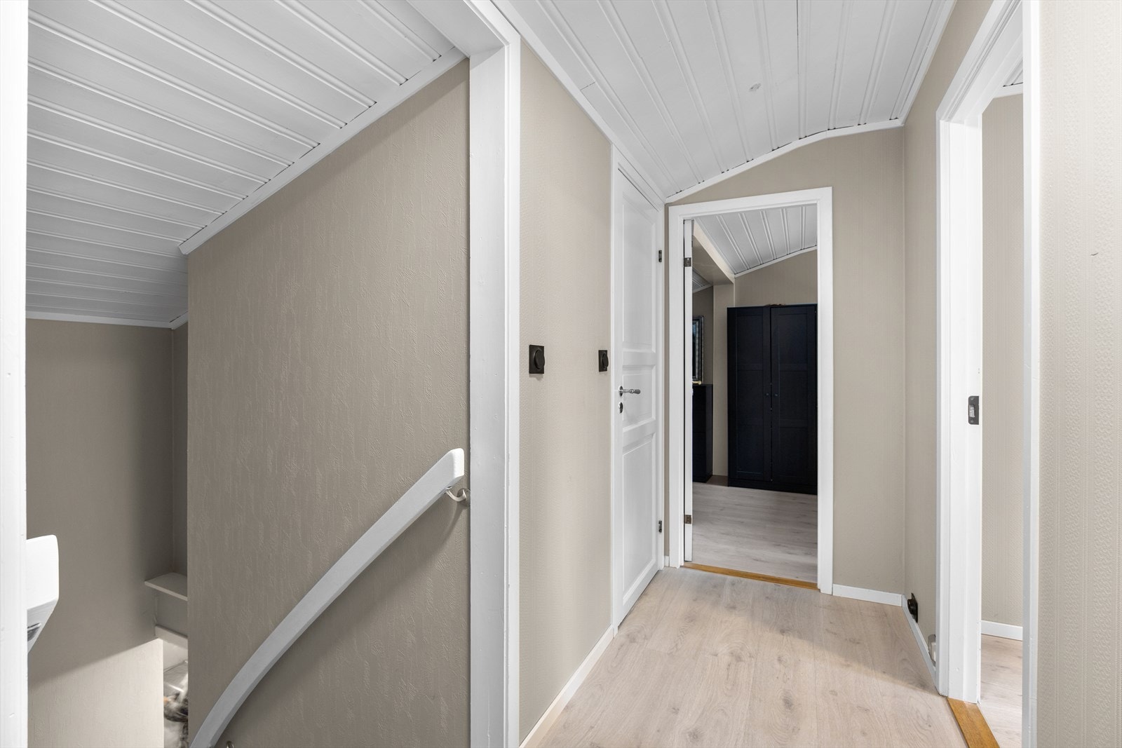 Himlingen i andre etasje har trepanel, og veggene har tapet og malte plater. Galleribilde