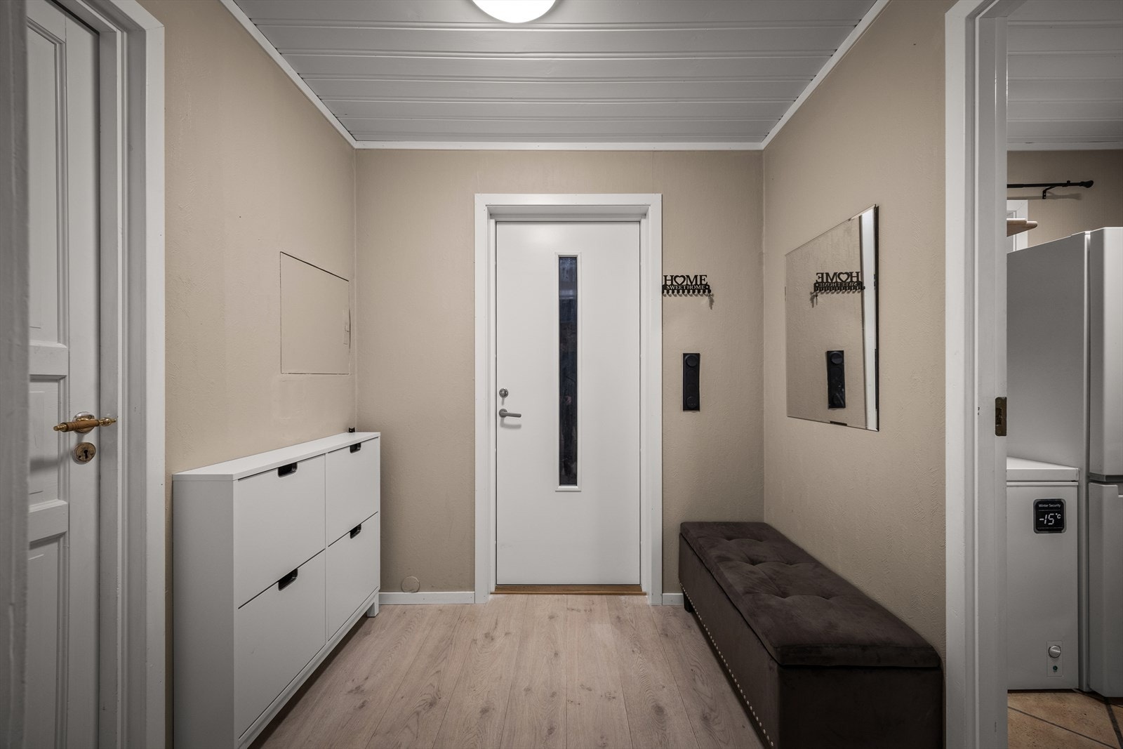 Entréen gir et godt førsteinntrykk og har plass til oppbevaring av yttertøy og sko. Galleribilde