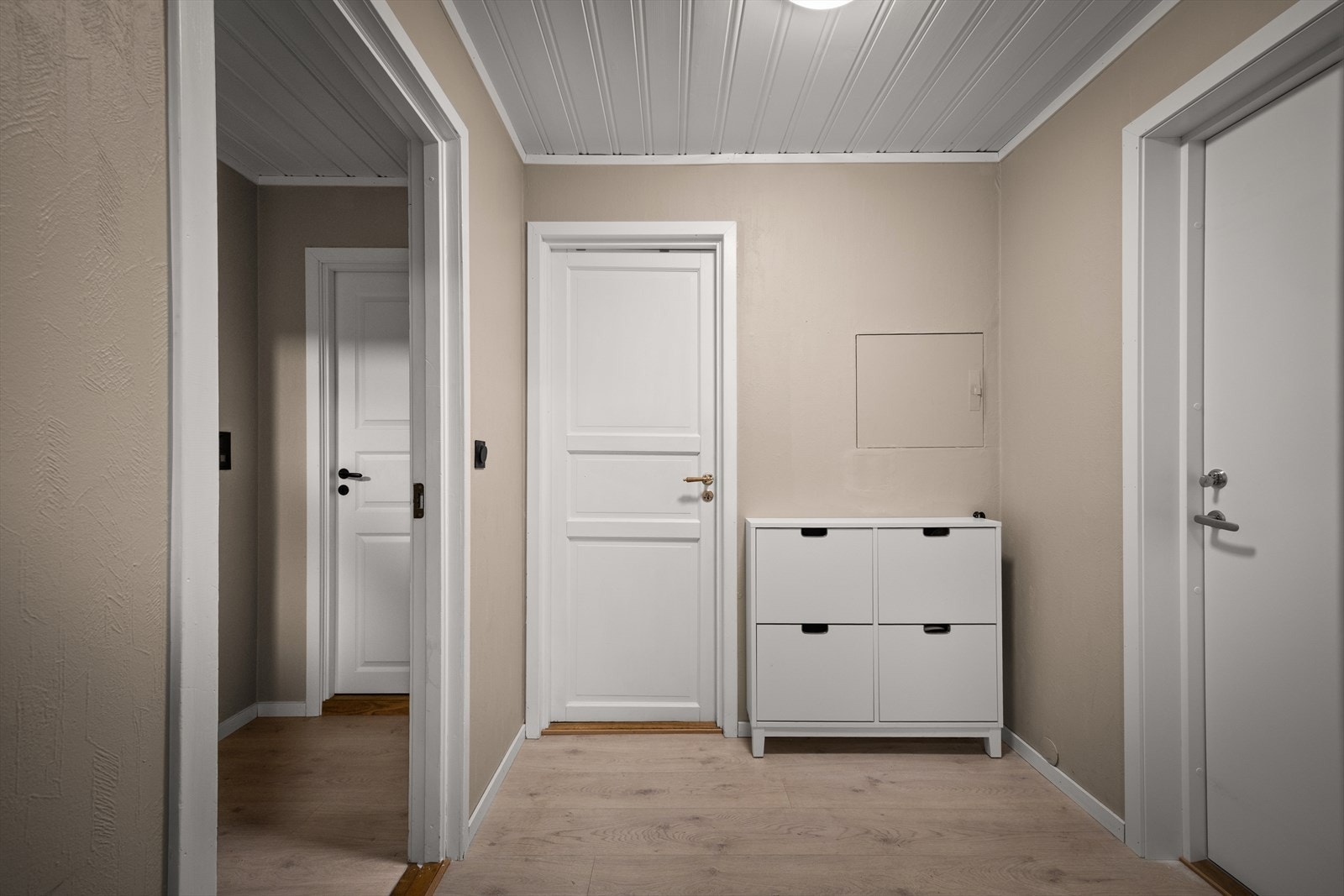 Fra entréen er det tilgang til boligens øvrige rom i første etasje. Galleribilde