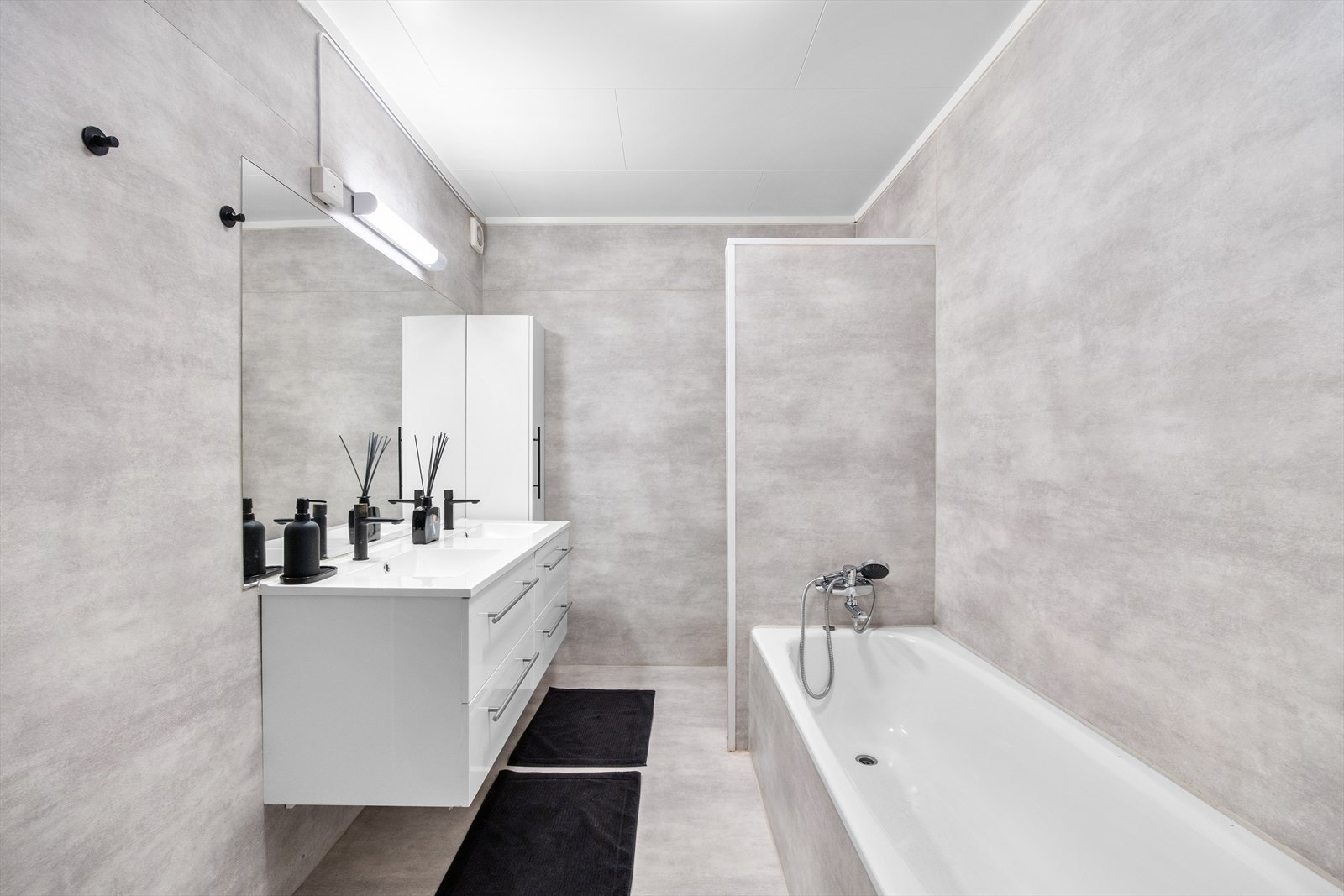 Badet i første etasje har en dobbel servant med underskap, som gir god plass til hele familien. Galleribilde