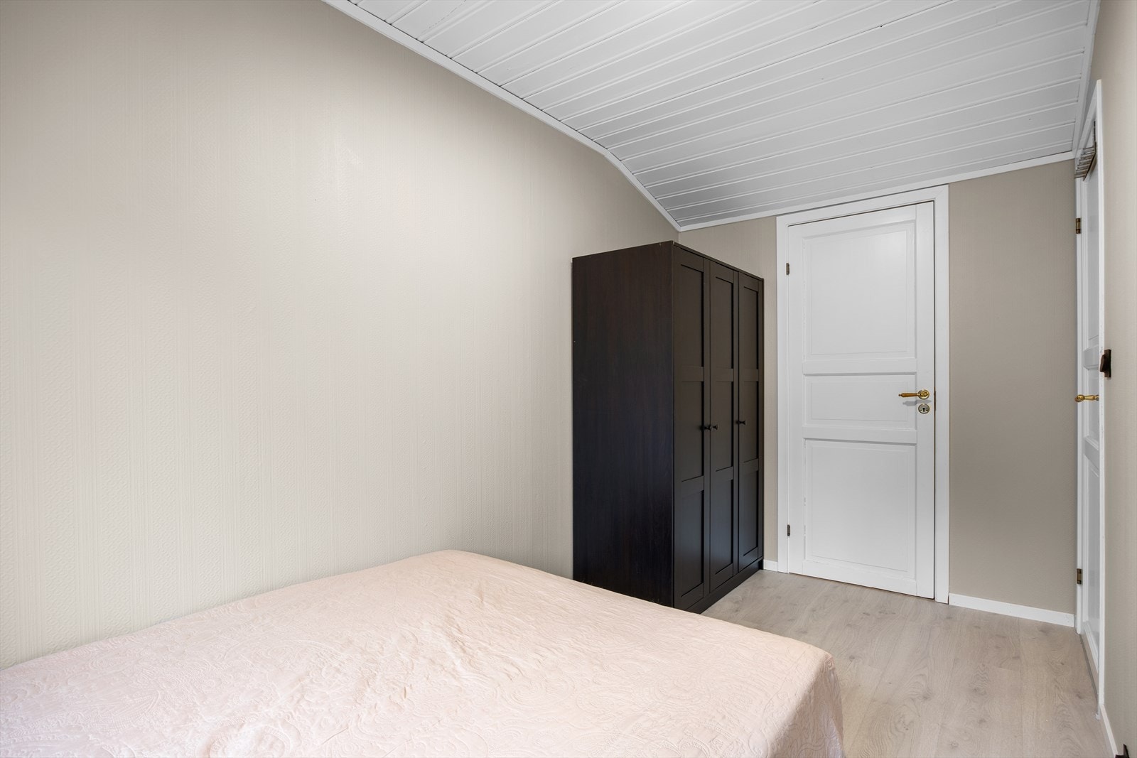 Også dette rommet har plass til seng og garderobeskap. Galleribilde
