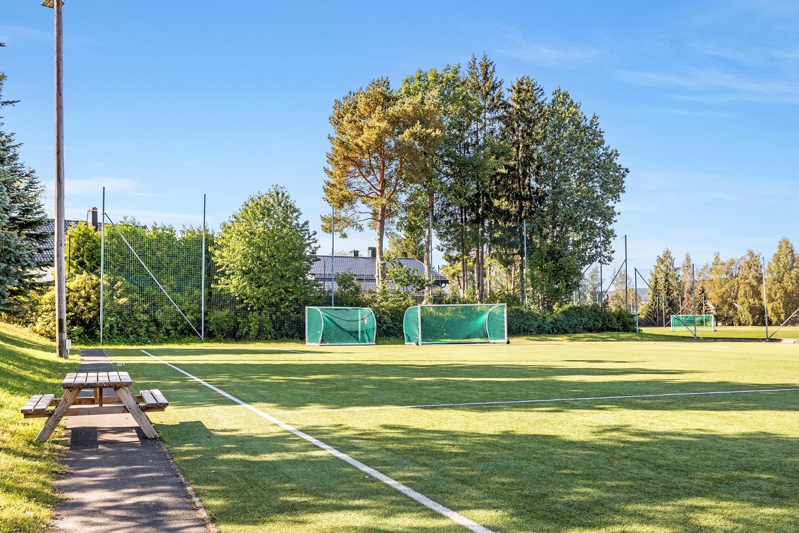 Nærområdet byr på gode aktivitetsmuligheter, som Høybråten kunstgressbane for fotball og friidrett. Galleribilde