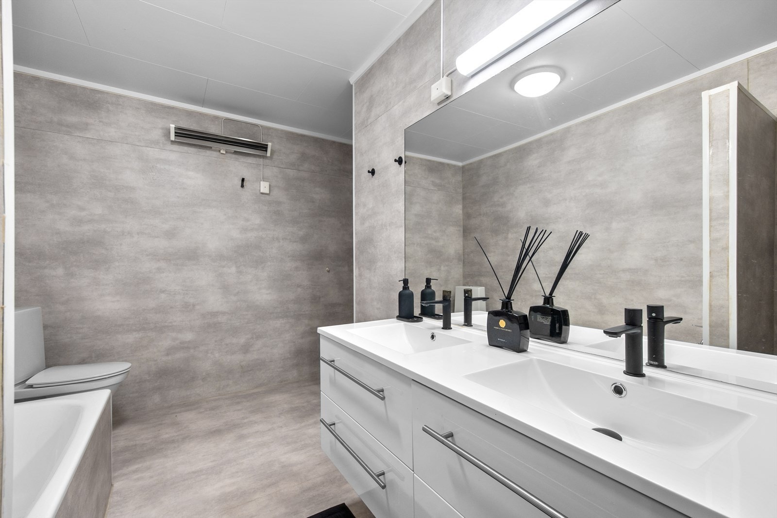 Badet har elektrisk styrt vifte for ventilasjon. Galleribilde