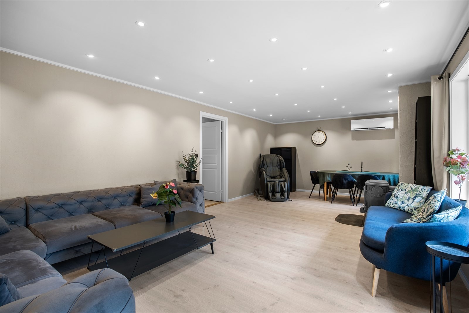 Den åpne løsningen gir god plass til både sofagruppe og en egen spisesone. Galleribilde